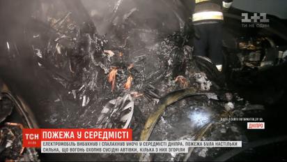 В Днепре ночью загорелся электрокар, пострадали и соседние авто