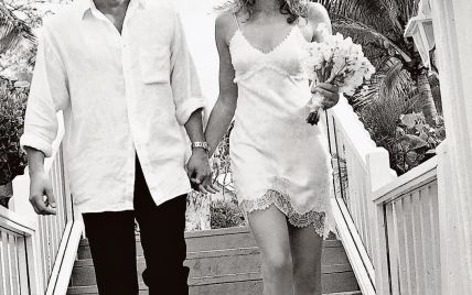 Невеста в "бельевом" платье: Синди Кроуфорд поделилась снимком с собственной свадьбы