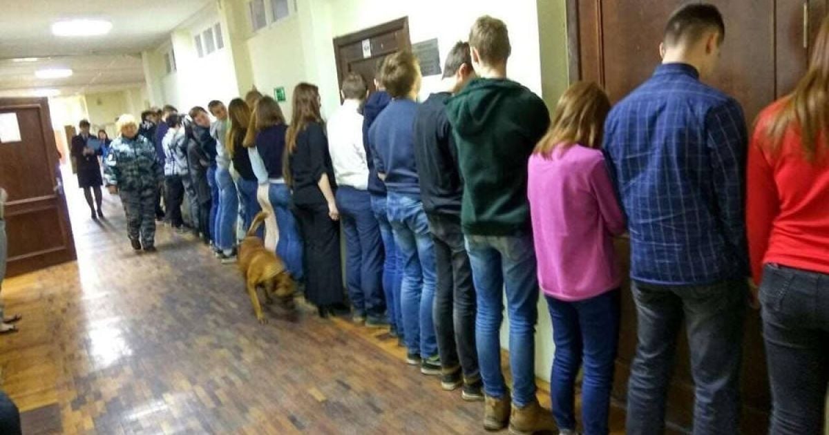 У Росії поліція прийшла з обшуками в школу і вишикувала учнів обличчям до стіни
