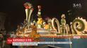 У Бразилії танцівники та музиканти у різнобарвних костюмах розважають туристів