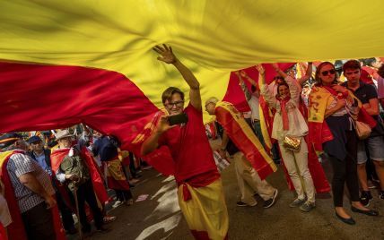 У Барселоні десятки тисяч людей вийшли на акцію проти руху за незалежність Каталонії