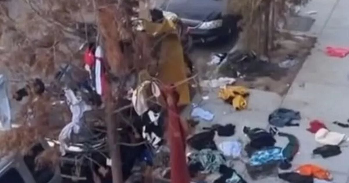 Жінка викинула речі бойфренда-зрадника з балкона