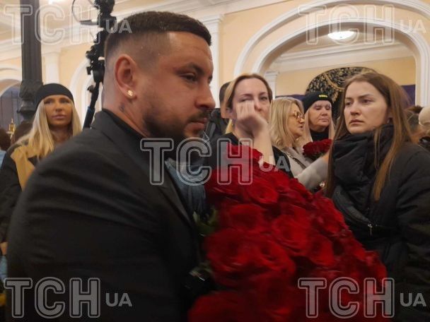 Дмитро Монатік з дружиною приїхали попрощатися з Ніною Матвієнко / © ТСН.ua