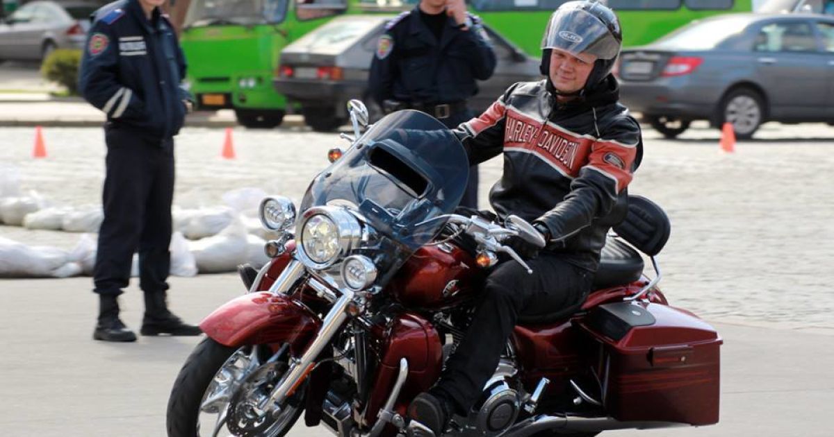 Мирный подарил Швайке мотоцикл Harley-Davidson за четверть миллиона гривен