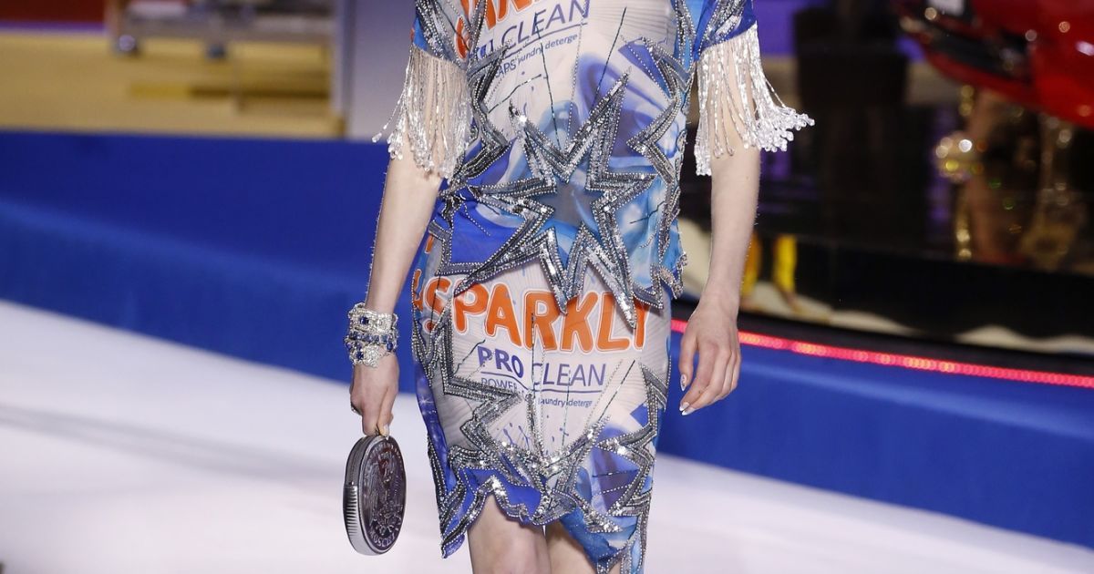 Карты, деньги и поп-арт в коллекция Moschino сезона осень-зима