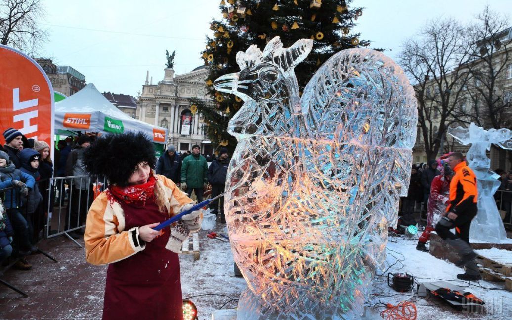 Конкурс ледовых скульптур во Львове. Скульптор Дарья Алешкина из Львова создает свою скульптуру. / © УНИАН