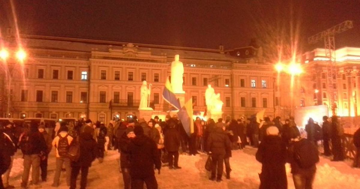 Горящие шины, блокировки офиса Ахметова: в Киеве отметили годовщину противостояния на Грушевского