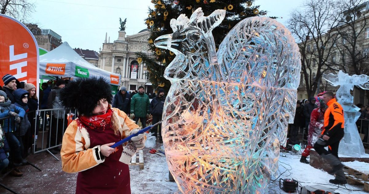 Конкурс ледовых скульптур во Львове. Скульптор Дарья Алешкина из Львова создает свою скульптуру. / © УНИАН