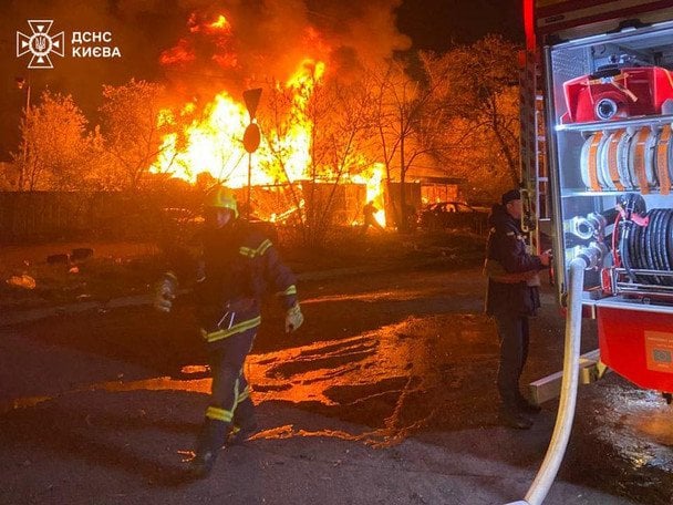 У Києві на Подолі безпілотник влучив у 18-поверхівку: на місце прямують рятувальники