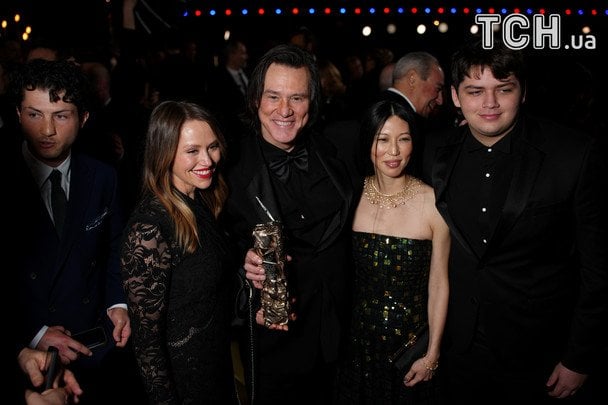 Джим Керрі, а поруч із ним його обраниця в сукні з відкритими плечима / © Getty Images