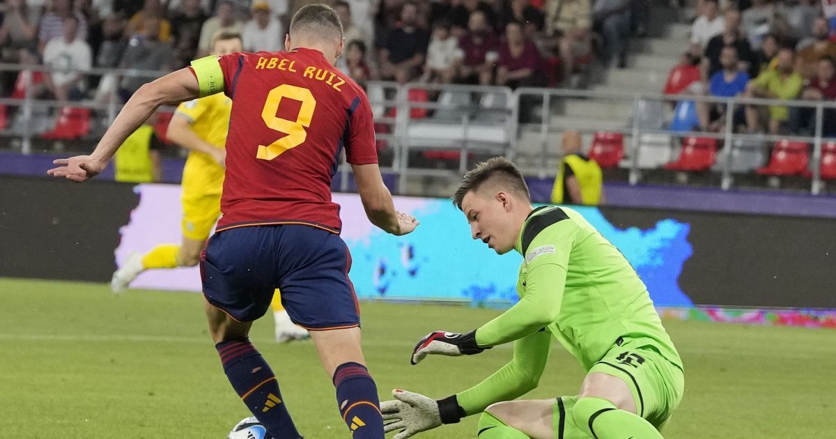 Вратарь молодежной сборной Украины (U-21) Анатолий Трубин (справа)