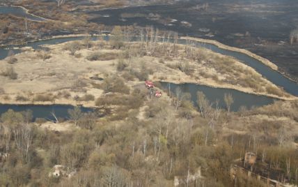 У Чорнобильській зоні продовжує тліти трава: рятувальники із висоти пташиного польоту показали місця пожежі