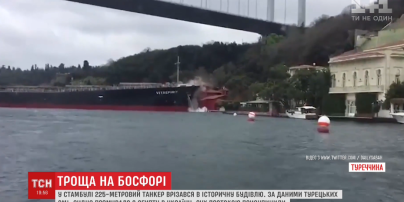 У Стамбулі величезний танкер протаранив маєток на березі Босфору