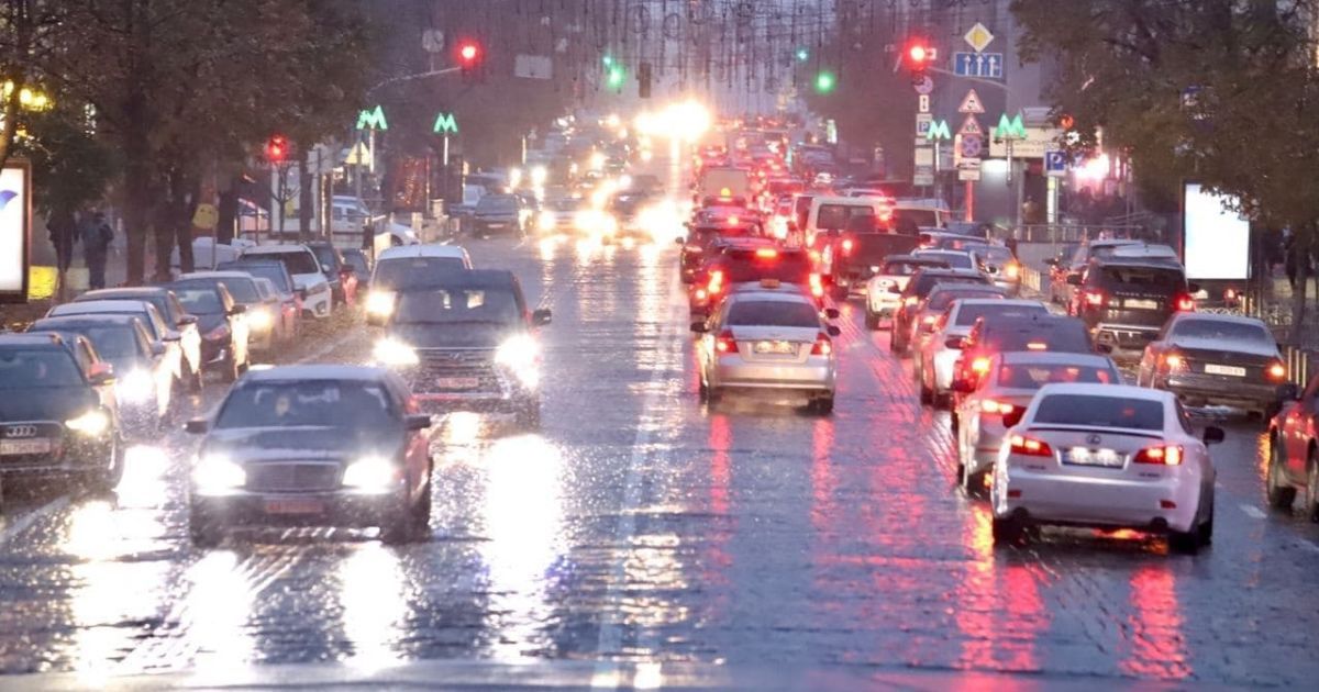 У Києві на слизькій дорозі зіткнулися Mitsubishi та мікроавтобус Mercedes