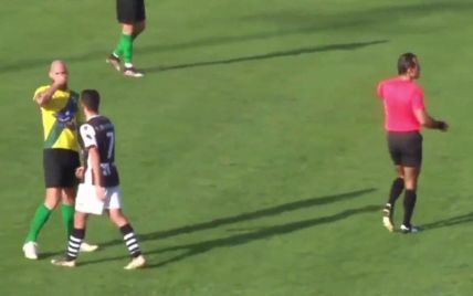 Высморкался прямо в лицу сопернику: в Португалии футболист отметился мерзким поступком (видео)