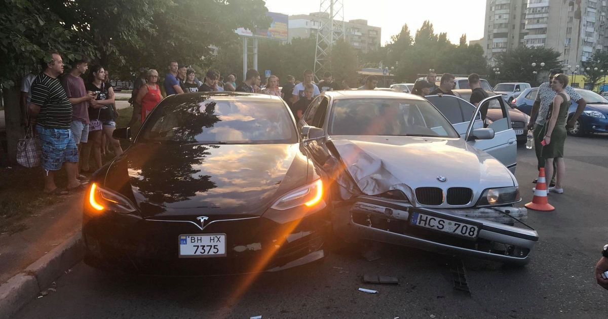 В Одесі підліток за кермом "євробляхи" протаранив Tesla Model S