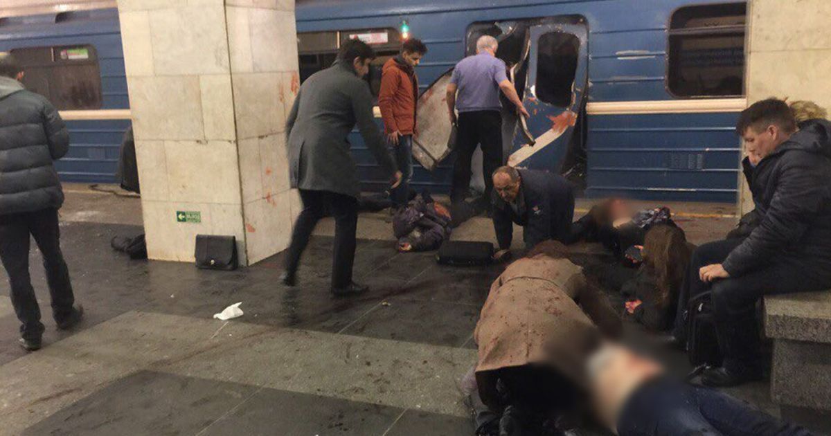 СМИ сообщают о 10 погибших в результате взрывов в метро Петербурга