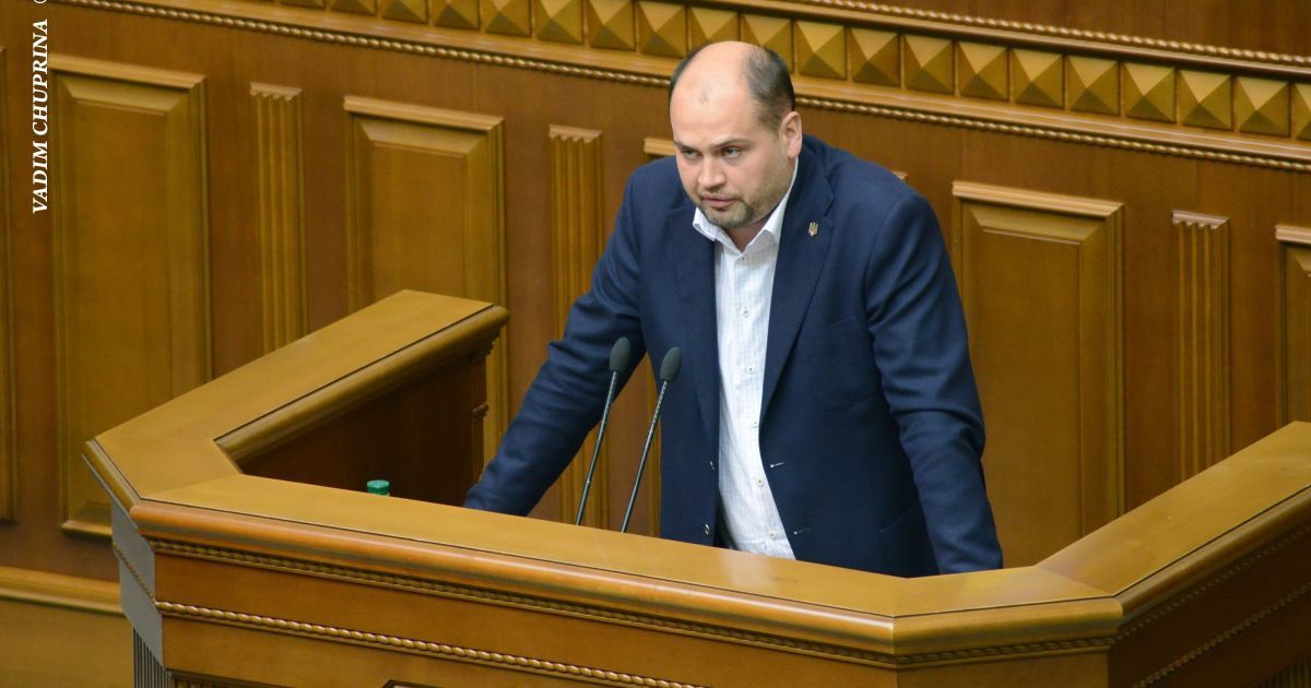 Андрій Журжій пожбурив у одного з колег ручкою.