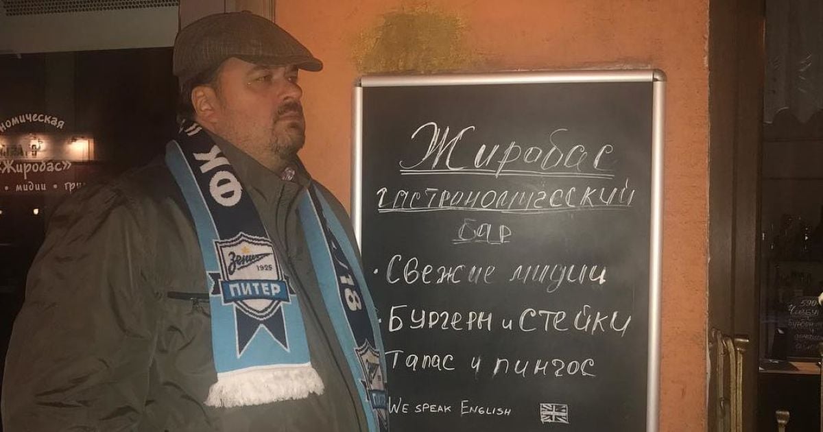 Російський коментатор Уткін зламав стілець у прямому ефірі і впав догори ногами