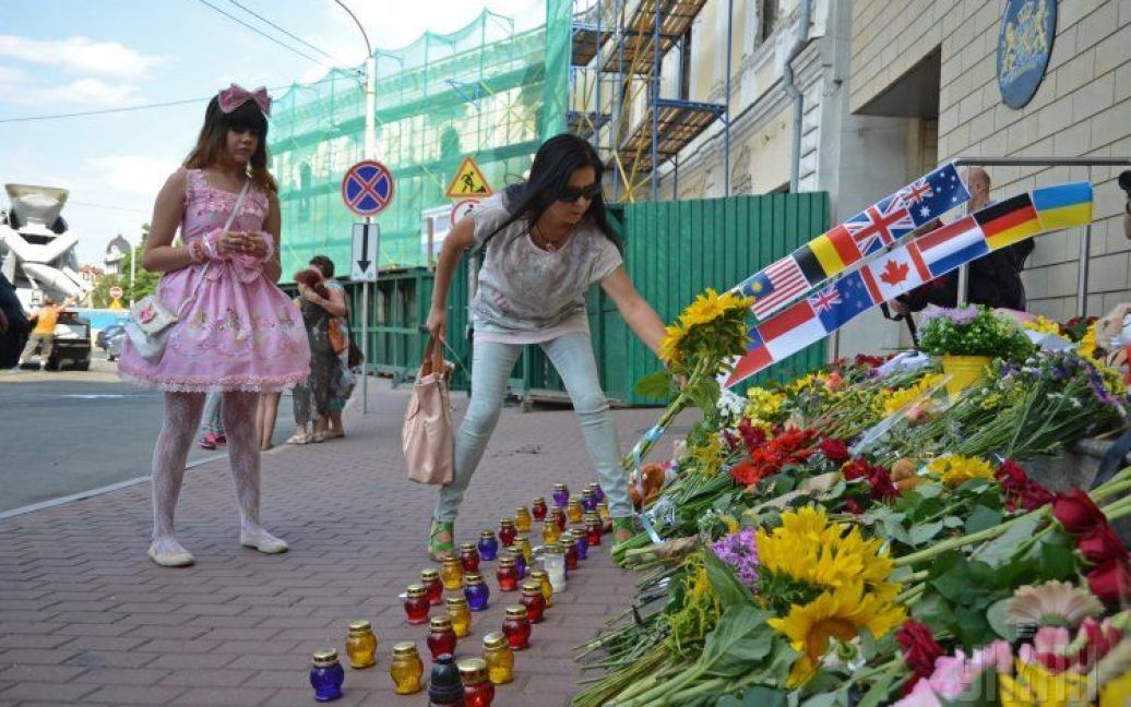 Украинцы вспоминают погибших у посольства Нидерландов. / © УНИАН