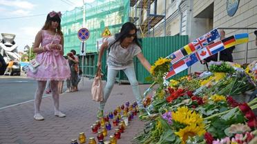 Украинцы вспоминают погибших у посольства Нидерландов. / © УНИАН