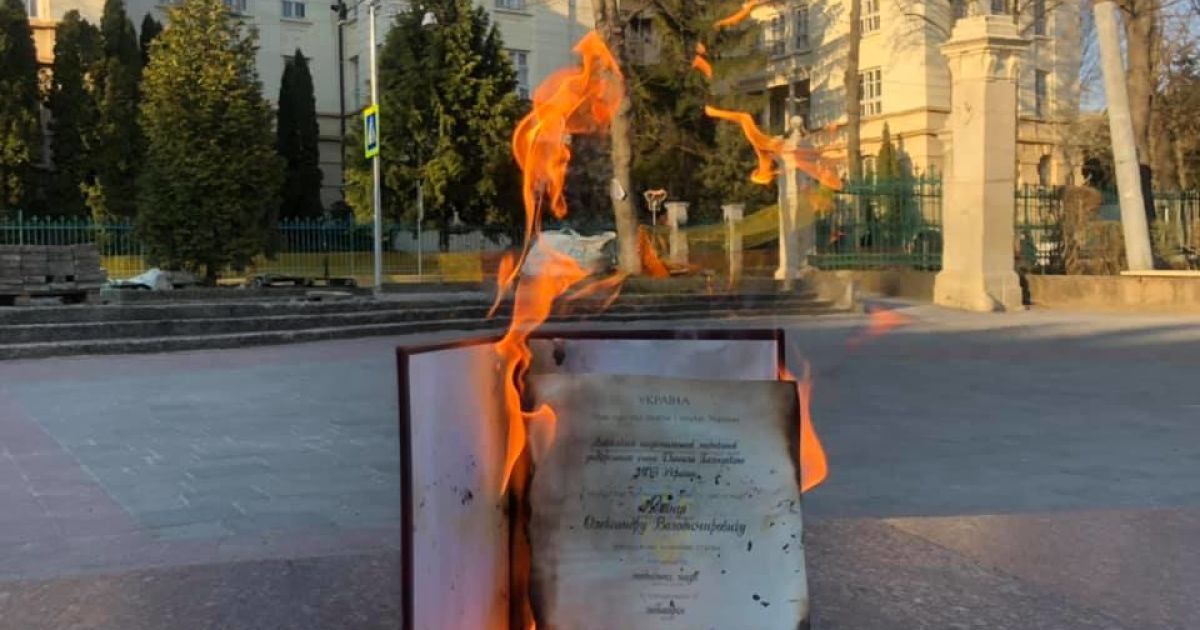 Знак протесту проти дисертації Киви: викладач зі Львова спалив свій диплом кандидата наук