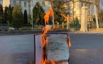 Знак протесту проти дисертації Киви: викладач зі Львова спалив свій диплом кандидата наук