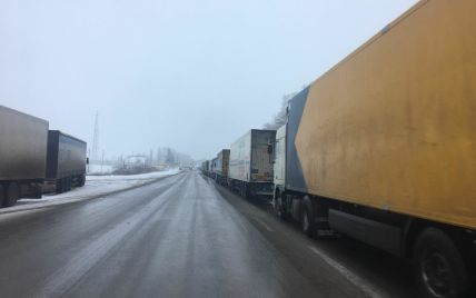 В Киев снова запретили въезд грузовикам
