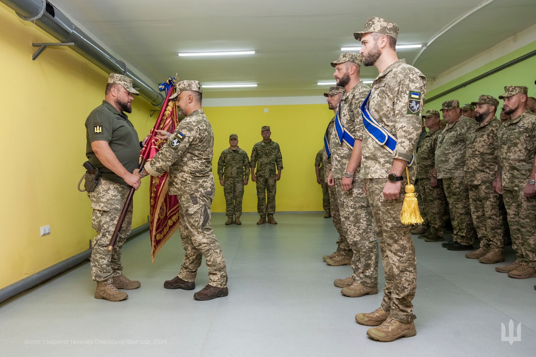 Полковник Леонід Хода передав бойовий прапор новому командиру бригади, підполковнику Олегу Могульському / Фото: 1 окрема танкова Сіверська бригада / © 