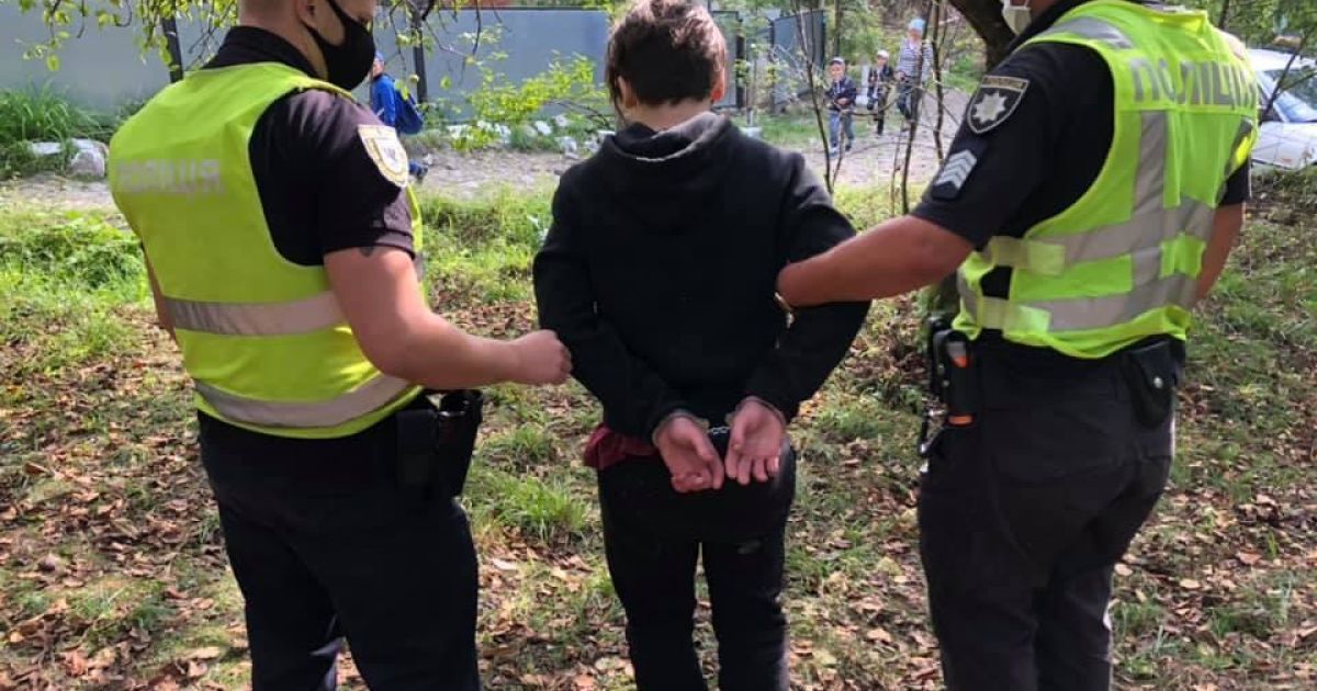 На Прикарпатті підліток убив свого дідуся та тяжко поранив бабусю, поки ті спали