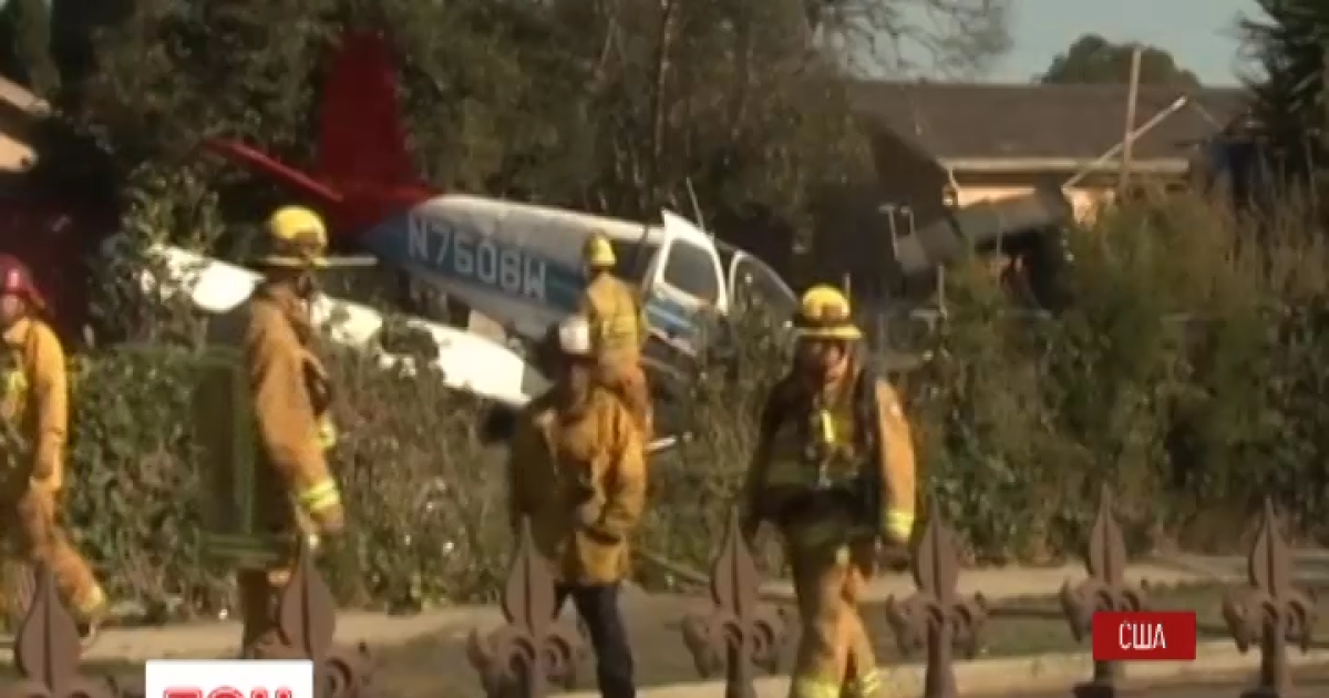 Літак впав просто на подвір'я