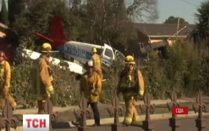 В США посреди двора жилого дома разбился самолет