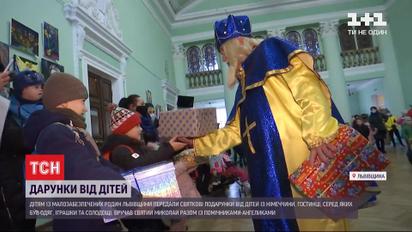 Во Львовской области детям из малообеспеченных семей передали рождественские подарки из Германии