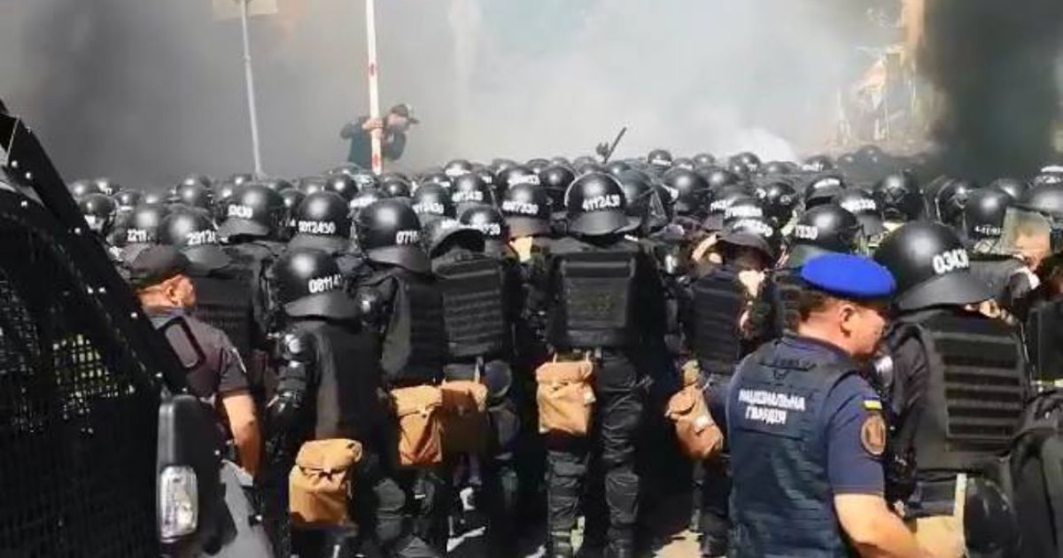 Резаные раны и ожоги от газа: в полиции сообщили, сколько правоохранителей пострадали во время столкновений на Банковой