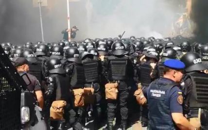 Резаные раны и ожоги от газа: в полиции сообщили, сколько правоохранителей пострадали во время столкновений на Банковой