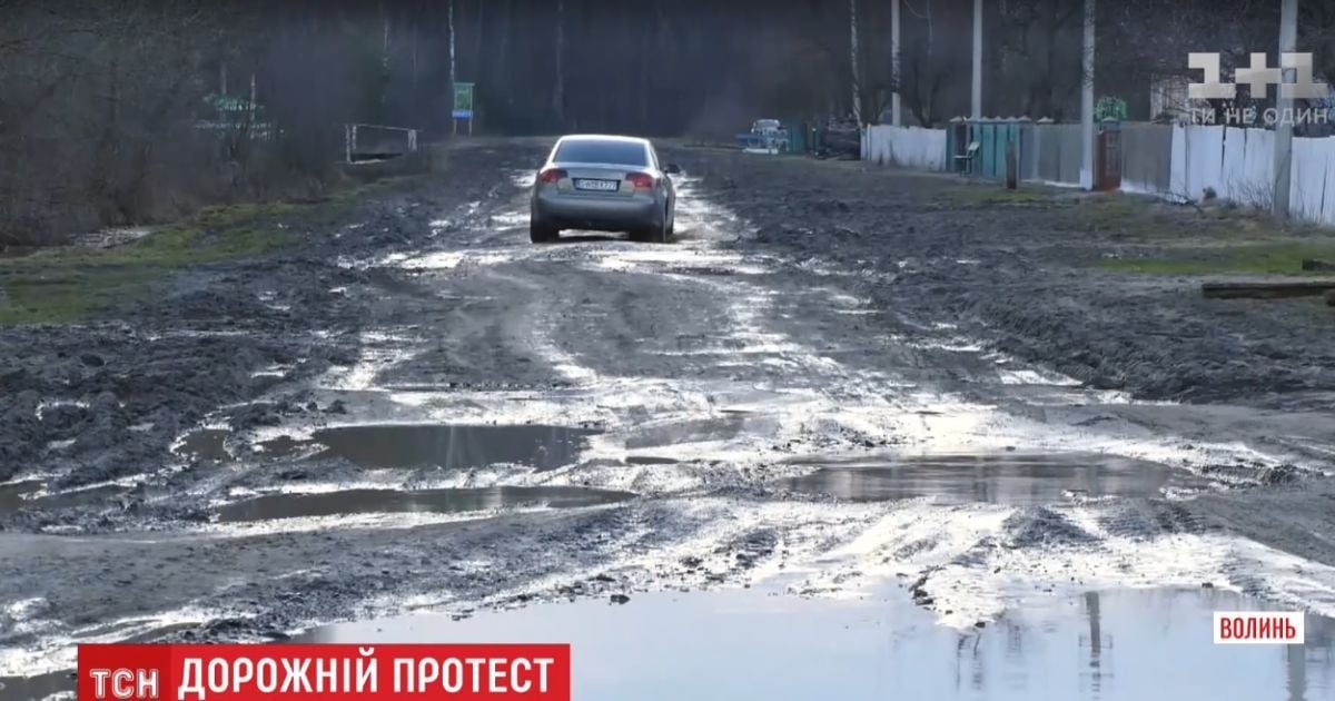 Жители Карпиловки вышли всем селом на протест, чтобы им отремонтировали дорогу в сплошных ямах и выбоинах
