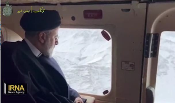 Il presidente iraniano Ibrahim Raisi durante un volo in elicottero / © screenshot dal video