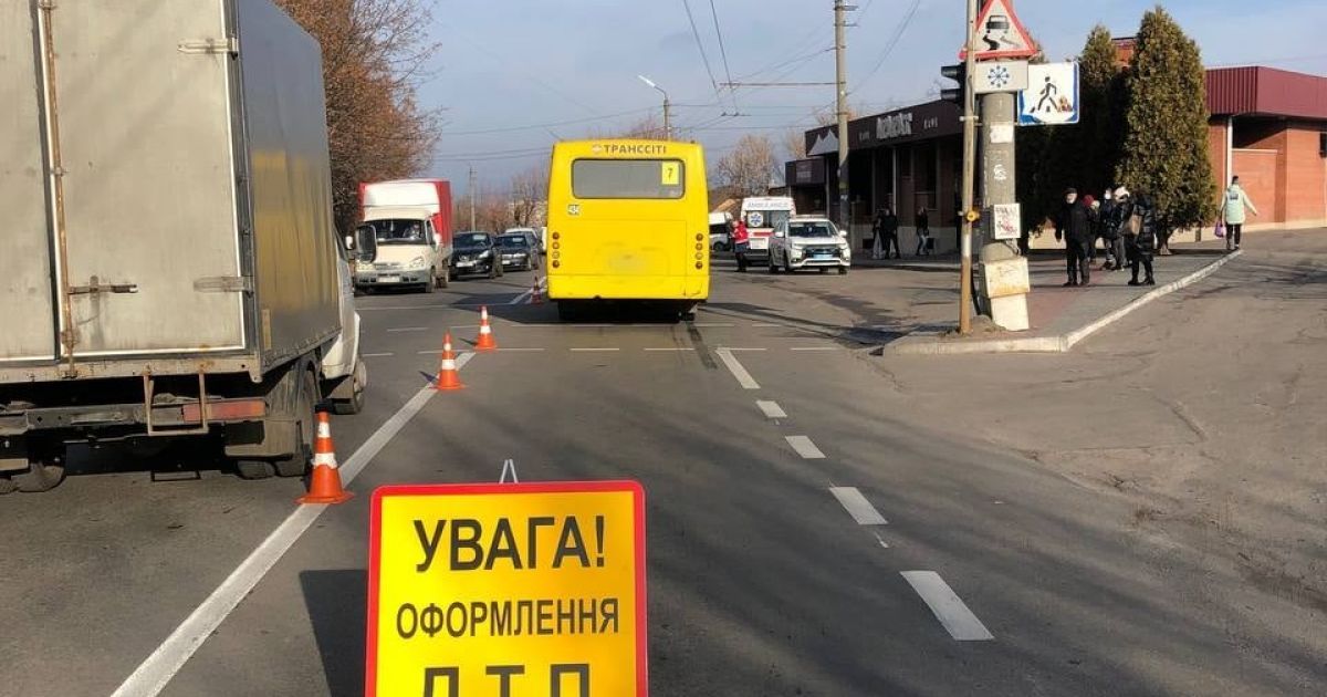 Под Киевом маршрутка сбила 11-летнюю девочку: подробности ДТП и фото