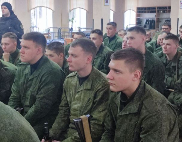 Заняття з білоруськими бійцями щодо порядку застосування зброї та спецзасобів / Фото: "Беларускі Гаюн"