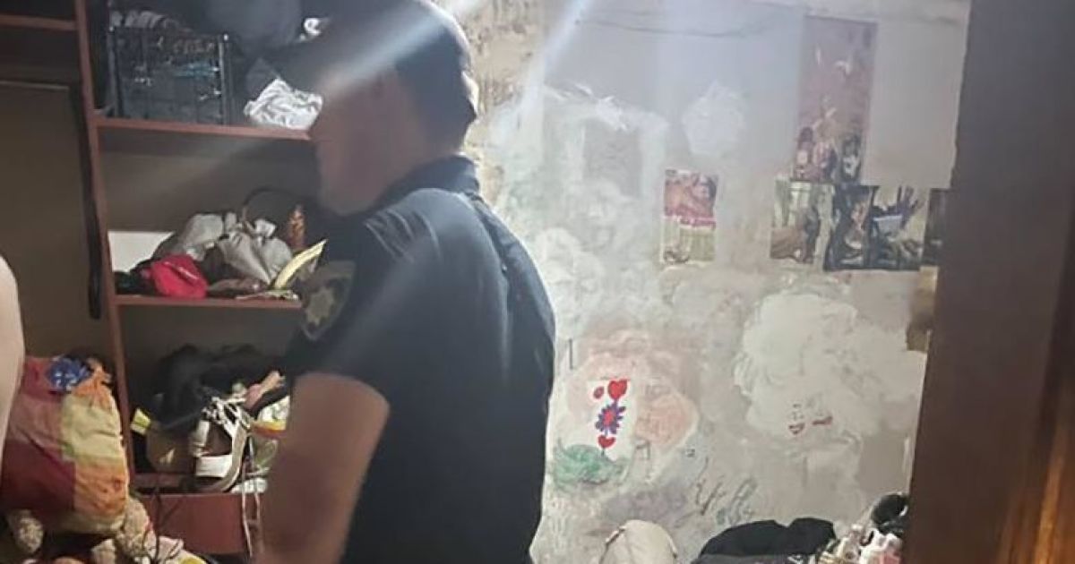 Жили среди мусора и тараканов: в Киеве из семьи забрали двух девочек (фото)