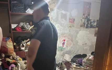 Жили среди мусора и тараканов: в Киеве из семьи забрали двух девочек (фото)