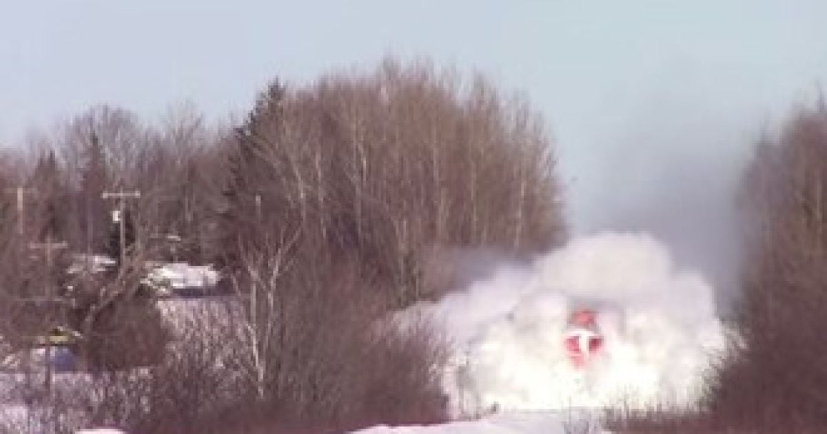 В Сеть попало завораживающее видео локомотива, расчищающего себе дорогу от снега