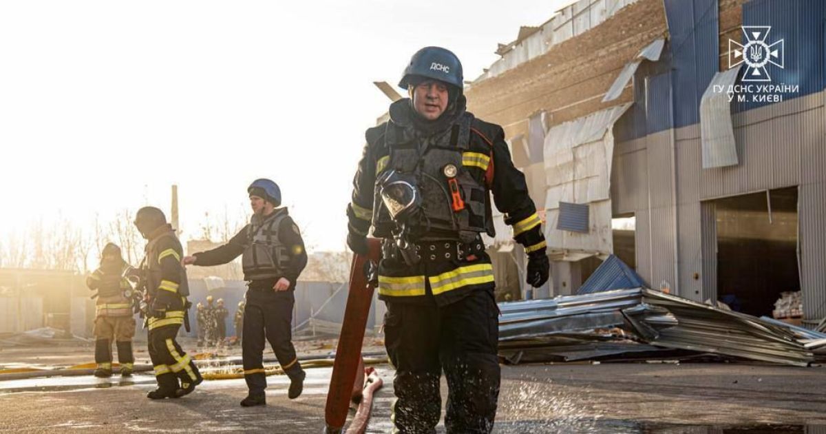 Спасатели в Киеве после удара РФ 29 декабря