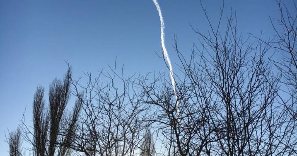 В небе над Симферополем произошла вспышка и хлопок, от которого "задрожали стены"