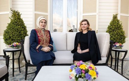 В обтягивающем платье и на шпильках: Елена Зеленская продемонстрировала элегантный образ в Турции