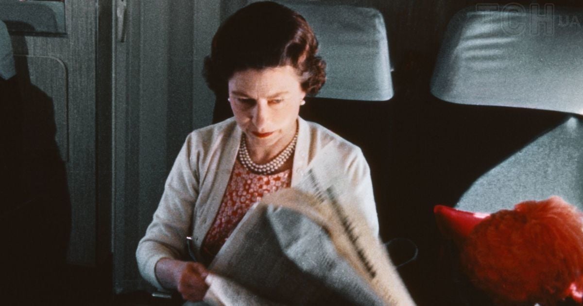 Королева Єлизавета II у літаку