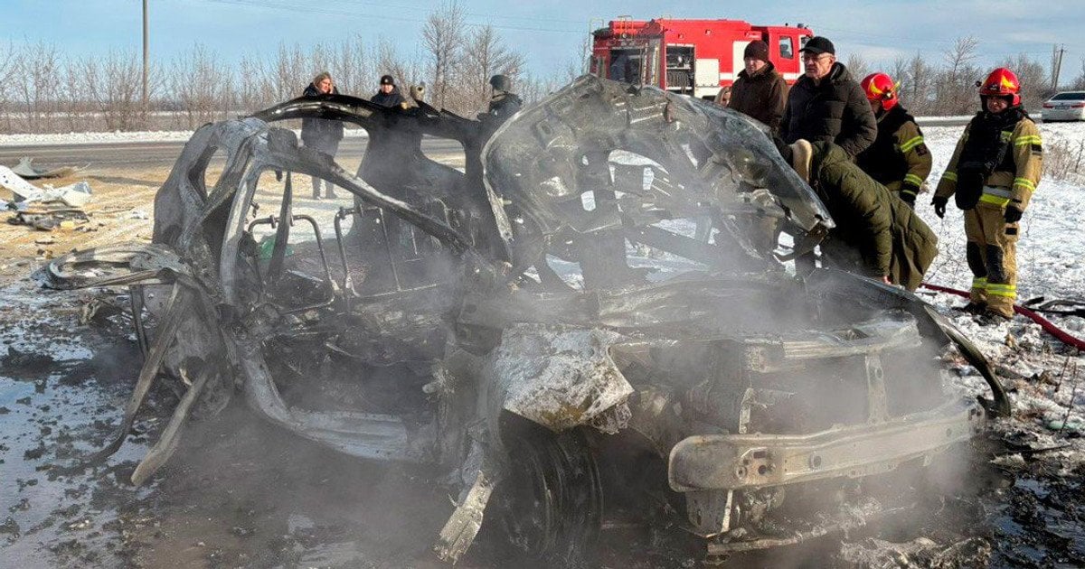 Згоріле авто первинної медичної допомоги після атаки російським дроном