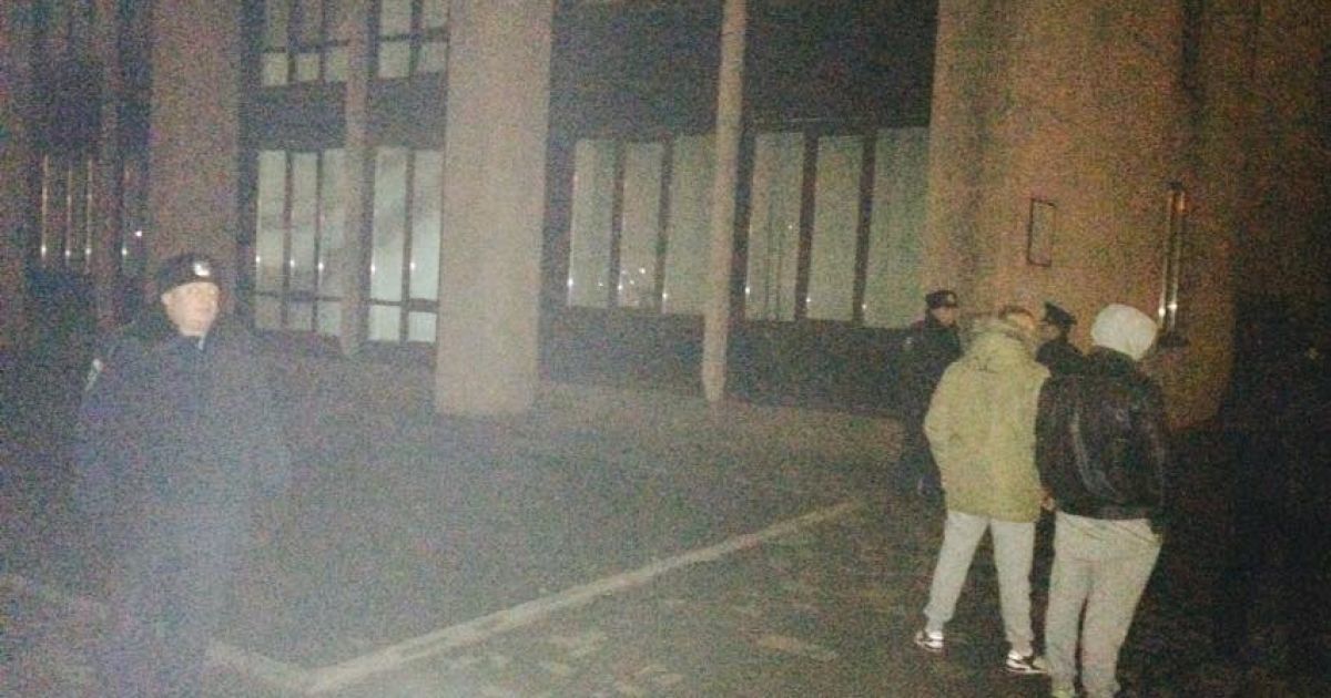 Правоохранители не дают людям идти на митинг, мотивируя это вопросами безопасности