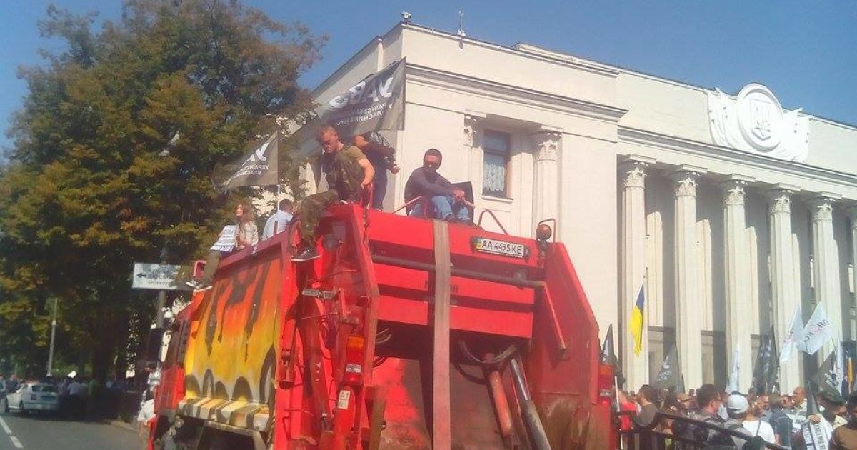 Активисты блокируют движение / © ТСН