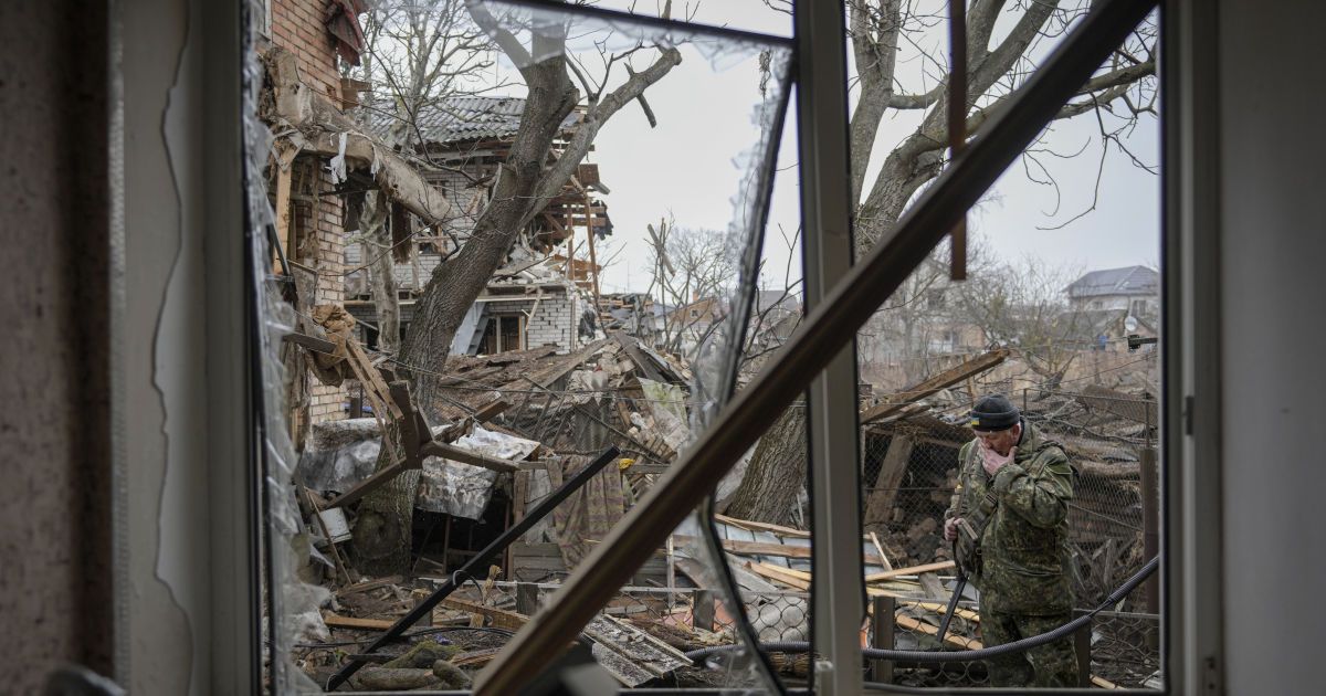 Окупанти з "Градів" та артилерії обстріляли населені пункти Криворізького району: є руйнування